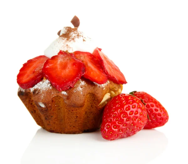 Torta di muffin saporita con fragole e cioccolato, isolata su bianco — Foto Stock