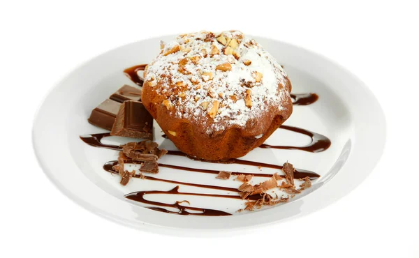 Smakelijke muffin cake met poedersuiker op plaat, geïsoleerd op wit — Stockfoto