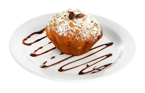 Leckerer Muffinkuchen mit Puderzucker auf Teller, isoliert auf weißem — Stockfoto