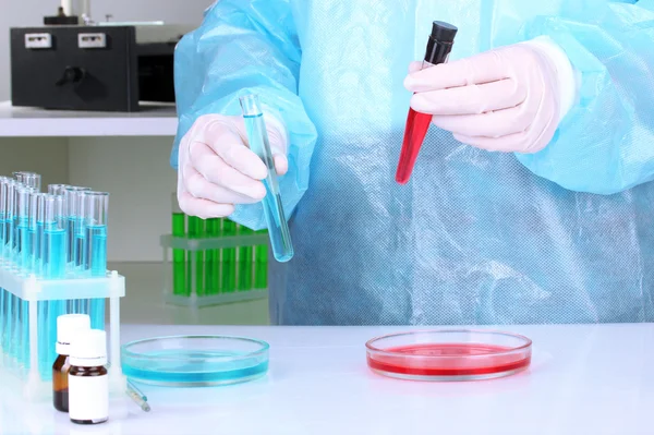 Wetenschapper geleidende onderzoek in laboratorium close-up — Stockfoto