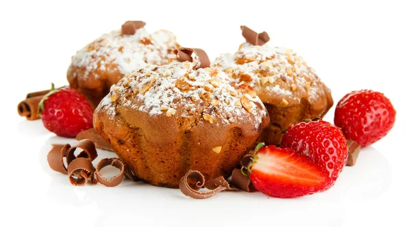 Leckere Muffin-Kuchen mit Erdbeeren und Schokolade, isoliert auf weiß — Stockfoto