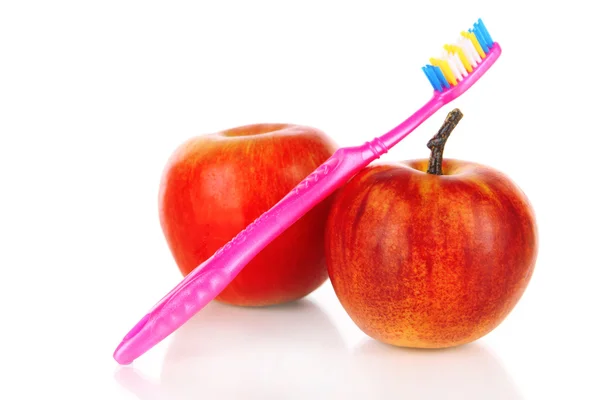 Pommes avec une brosse à dents isolée sur blanc — Photo