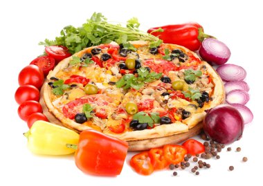 izole üzerinde beyaz etrafında malzemelerle nefis pizza