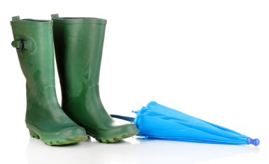 Yeşil gumboots ve üzerinde beyaz izole şemsiye