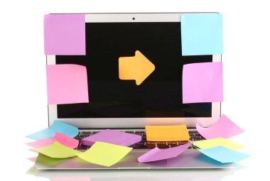 Boş etiketleri üzerinde beyaz izole olan dizüstü bilgisayar