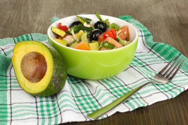 ahşap masa yakın çekim üzerinde kase lezzetli Avokado salatası