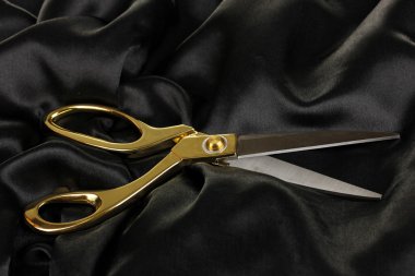 siyah kumaş üzerine metal makas