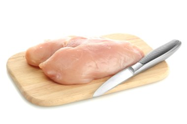 çiğ tavuk eti üzerinde beyaz izole kesme tahtası üzerinde