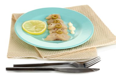 ringa balığı ve plaka üzerinde beyaz izole limon yemek