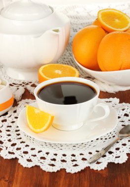 güzel beyaz yemek servisi ile portakal ahşap masa yakın çekim üzerinde