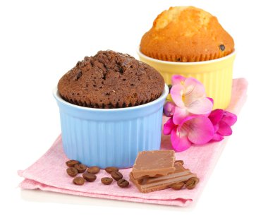 Cupcakes için pişirme üzerinde beyaz izole kase