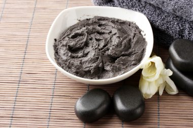 Bambu zemin üzerine spa uygulamaları için kozmetik kil ile kompozisyon