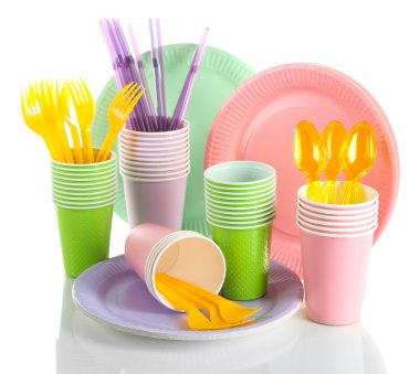 çok renkli plastik sofra üzerinde beyaz izole