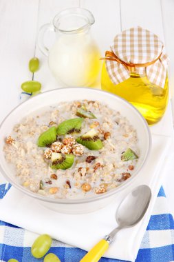 ahşap masa yakın çekim üzerinde meyve bir kase içinde yararlı yulaf ezmesi