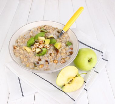 ahşap masa yakın çekim üzerinde meyve bir kase içinde yararlı yulaf ezmesi