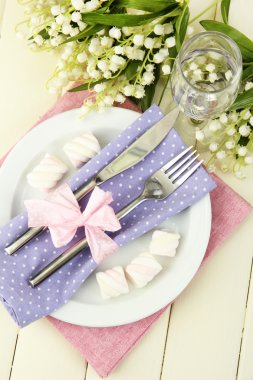 mor ve pembe tonlarında rengi ahşap zemin üzerinde tablo ayarı