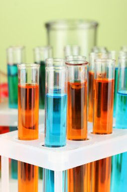renkli arka plan üzerinde test tüpleri