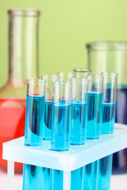 renkli arka plan üzerinde test tüpleri