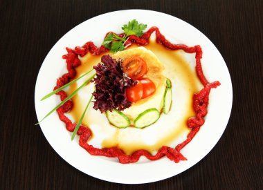 küçük bir kısmı büyük tabakta yemek yakın çekim