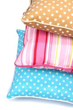 Üç yastık üzerinde beyaz izole