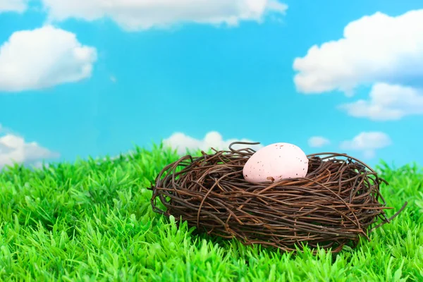 Colorido huevo de Pascua en la hierba — Foto de Stock