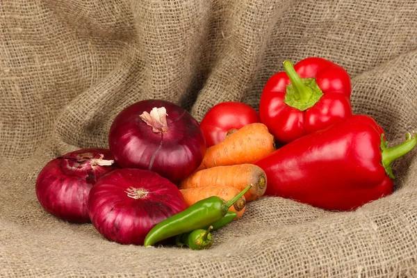 Frisches rotes Gemüse auf Sacktuch Hintergrund — Stockfoto