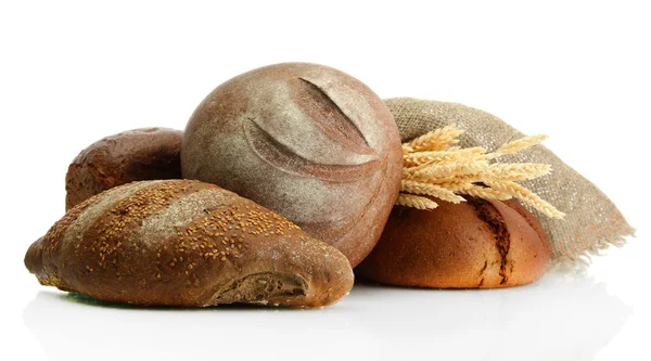 Smakelijke rogge brood met oren, geïsoleerd op wit — Stockfoto
