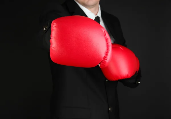 Hombre de negocios en guantes de boxeo aislados en negro —  Fotos de Stock