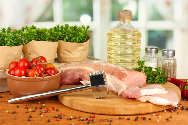 Composition of raw meat, vegetables and spices on wooden table close-up — Stock Photo, Image