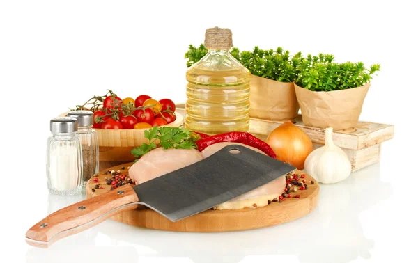 Samenstelling van rauw vlees, groenten en kruiden geïsoleerd op wit — Stockfoto