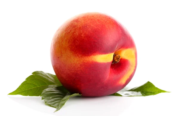 Rijp nectarine, geïsoleerd op wit — Stockfoto