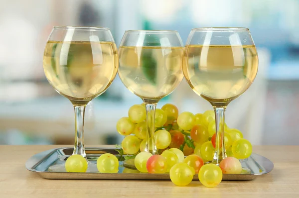 Vinho branco em vidro em salver no fundo do quarto — Fotografia de Stock