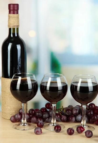 Vino tinto en vaso sobre fondo de habitación —  Fotos de Stock