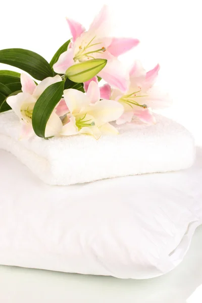 Красива лілія на подушці з рушником ізольована на білому — стокове фото