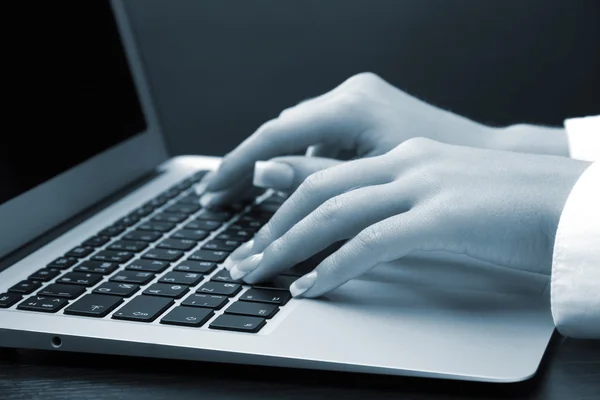 Female hands typing on laptot, close-up — Stock Photo, Image