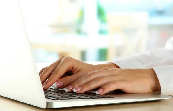 Vrouwelijke handen schrijven op laptot, close-up — Stockfoto