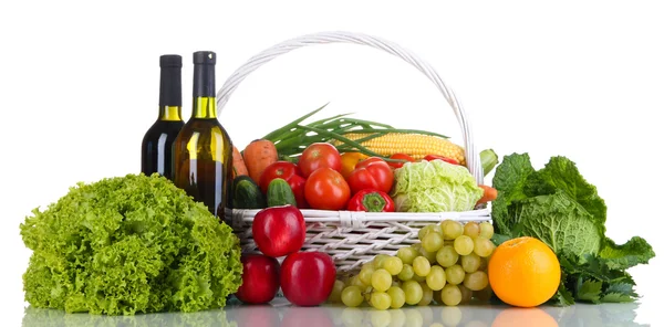 Composición con verduras y frutas en canasta de mimbre aislada sobre blanco — Foto de Stock