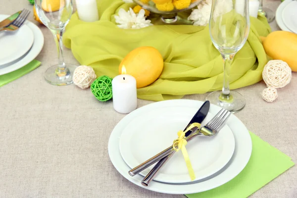 Belo cenário de mesa de férias com limões, close up — Fotografia de Stock