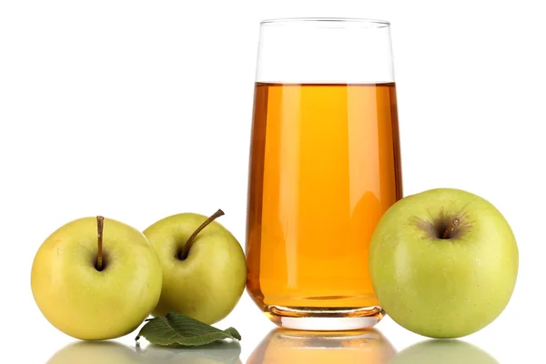 Jugo de manzana útil con manzanas alrededor aisladas en blanco — Foto de Stock