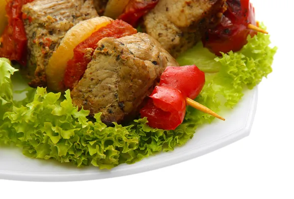 Z grillowanym mięsem i warzywami na szaszłyki na talerz, isoalted na białym — Zdjęcie stockowe