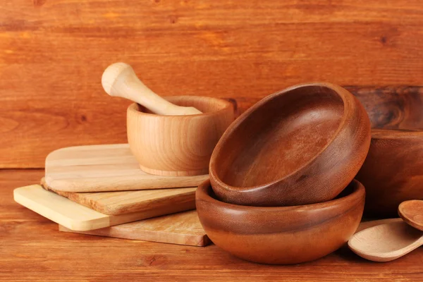 Utensílios de cozinha de madeira sobre fundo de madeira — Fotografia de Stock