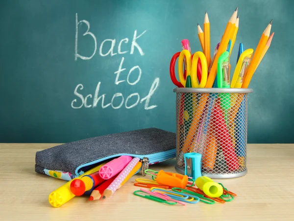 Πίσω στο σχολείο - μαυροπίνακα με μολύβι-box και σχολείο εξοπλισμό στο τραπέζι — Φωτογραφία Αρχείου