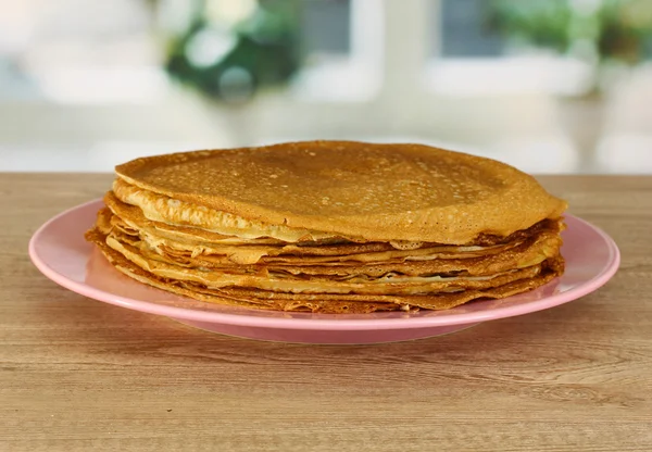Süße Pfannkuchen auf dem Teller in der Küche — Stockfoto