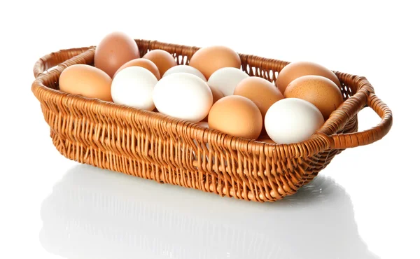 Veel eieren in een mand geïsoleerd op wit — Stockfoto