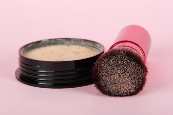Powder and brush on pink background — Stock Photo, Image