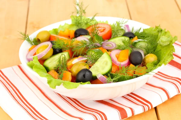 Fräsch sallad i plattan på träbord — Stockfoto