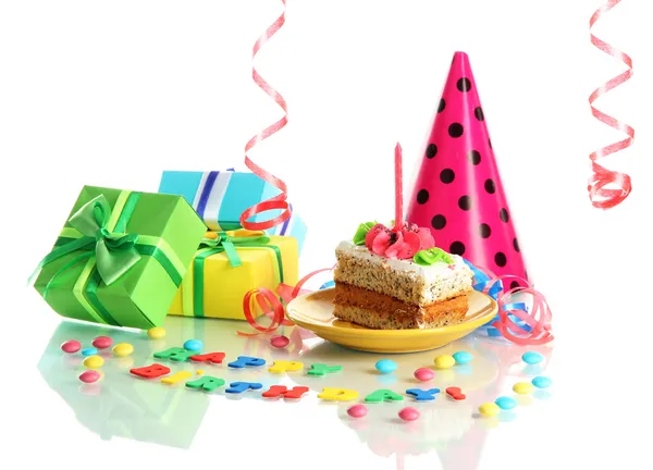 Torta di compleanno colorata con candela e regali isolati su bianco — Foto Stock