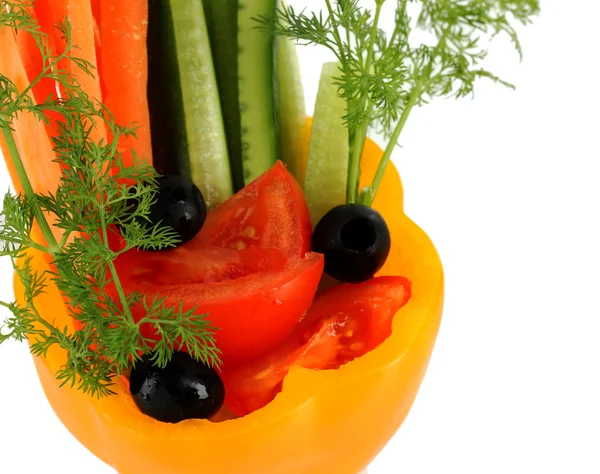 Diverse råa grönsaker pinnar i peppar skål isolerad på vit — Stockfoto
