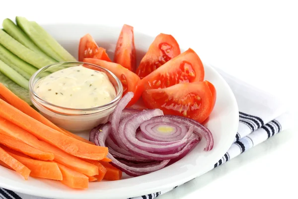 Verschiedene rohe Gemüsesticks im Teller isoliert auf weiß — Stockfoto
