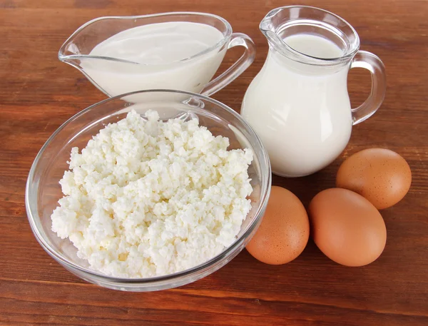 Молочные продукты и яйца на деревянном фоне — стоковое фото